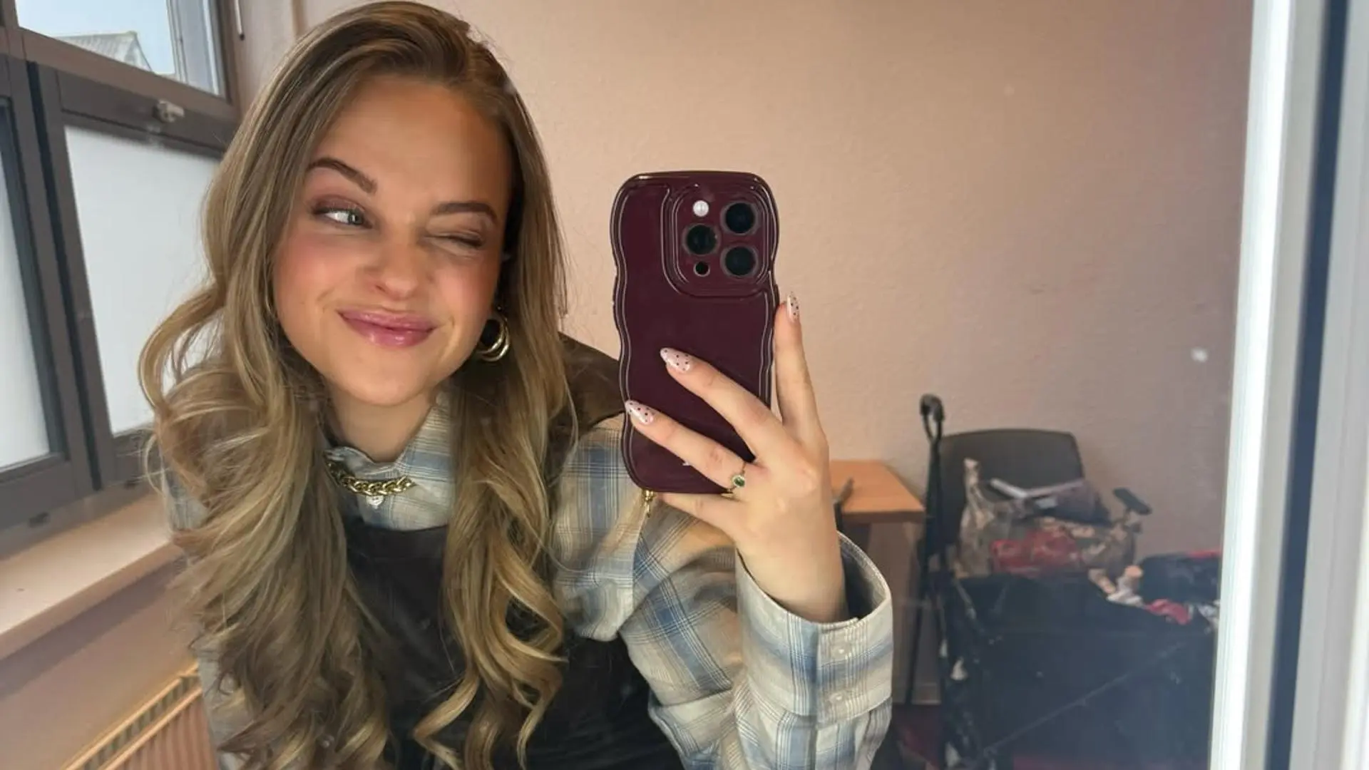 Kes van den Broek speelt met sappige kokosnoot tijdens exotische vakantie