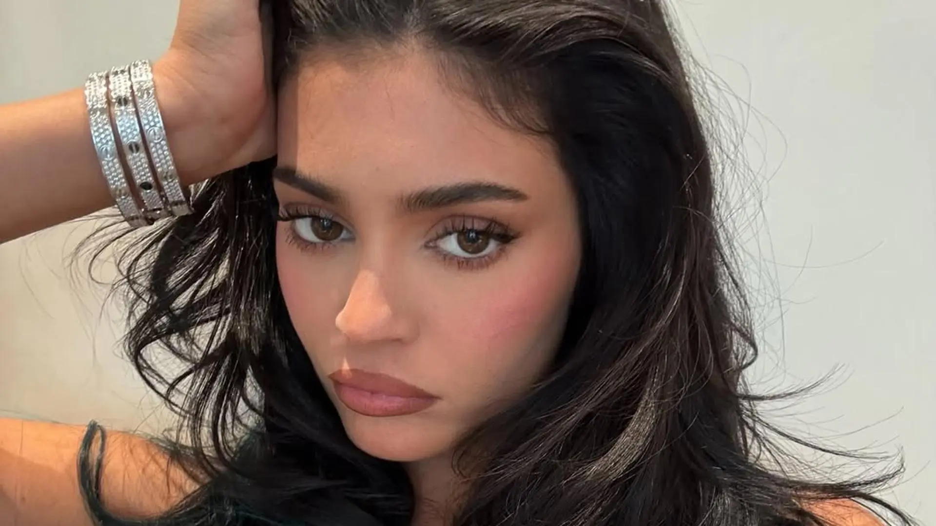 Kylie Jenner trekt alle aandacht met roze bikini tijdens luxe zomerse trip