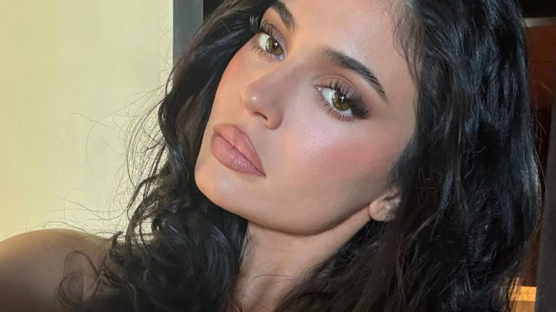 Kylie Jenner knalt zowat uit haar topje tijdens privé-feestje op Coachella