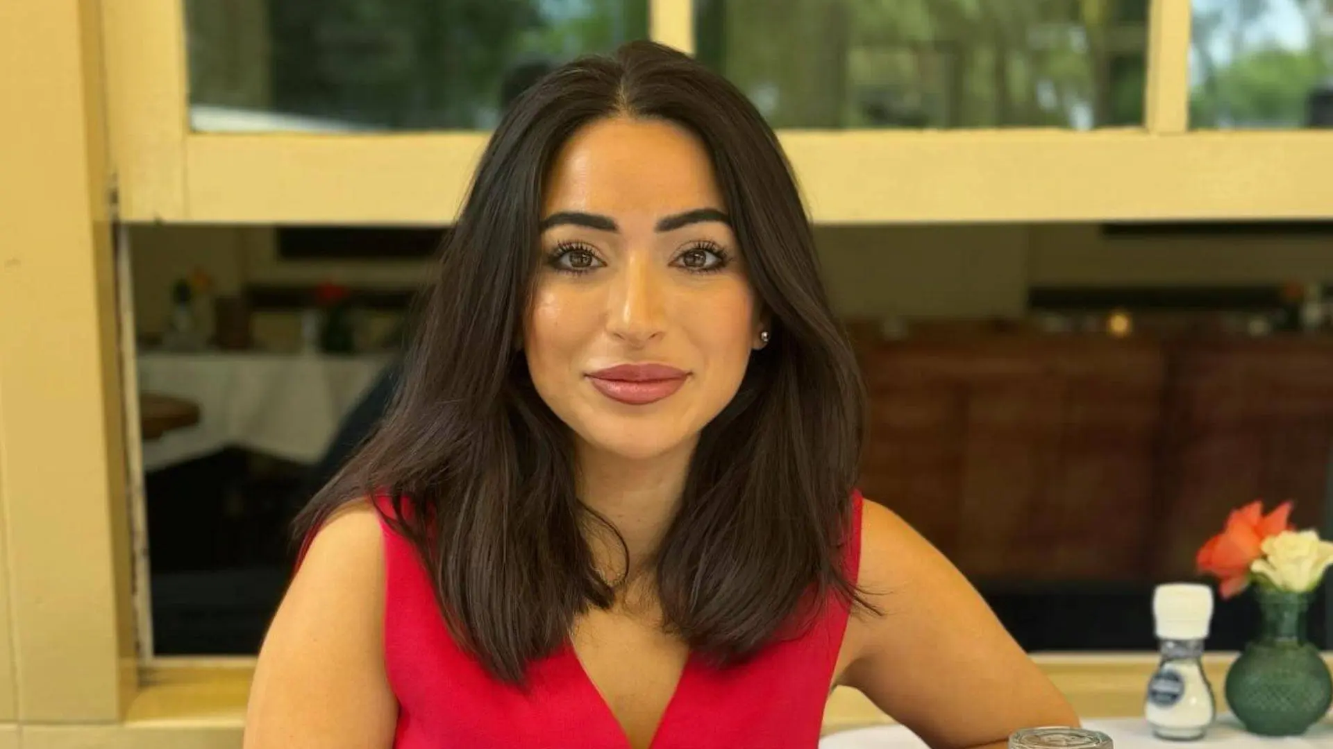 Lale Gül filmt zichzelf in strak sportpakje binnen verlaten sportschool