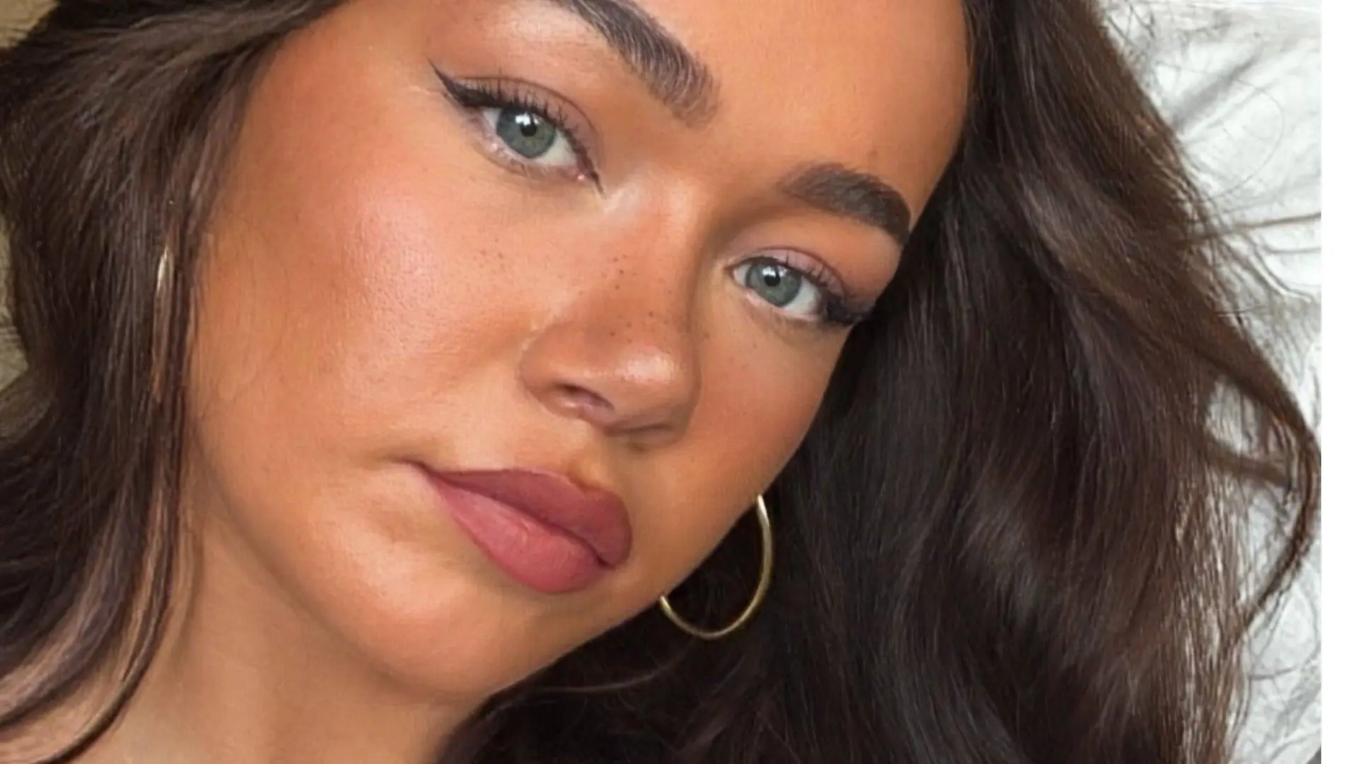 Lisa van der Valk heeft nieuw trucje en gooit haar benen wagenwijd open