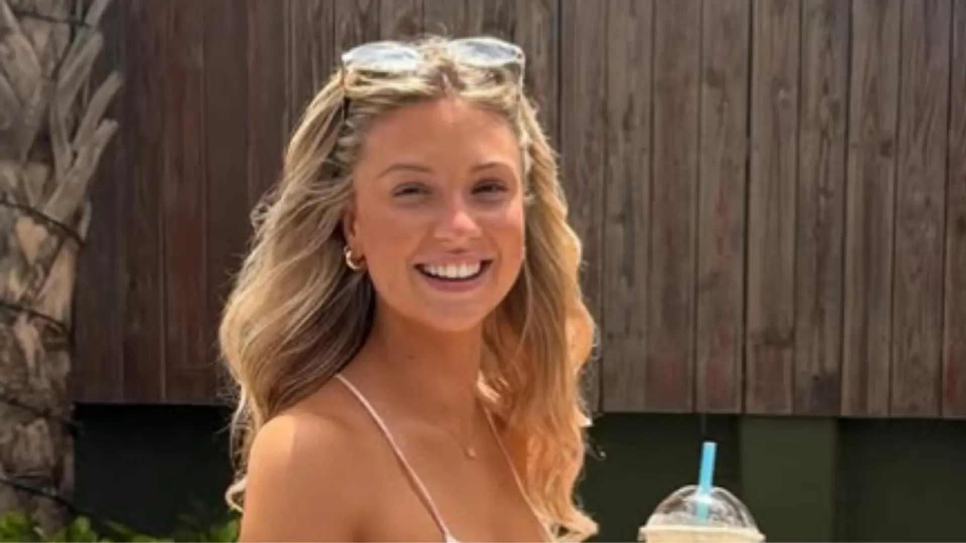 Actrice Manou Jue Cardoso deelt geweldige bikinifoto's na exotisch tripje
