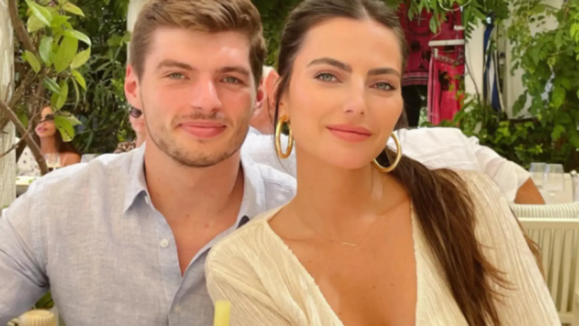 Kelly Piquet filmt Max Verstappen in ongemakkelijke houding tijdens dagje op boot