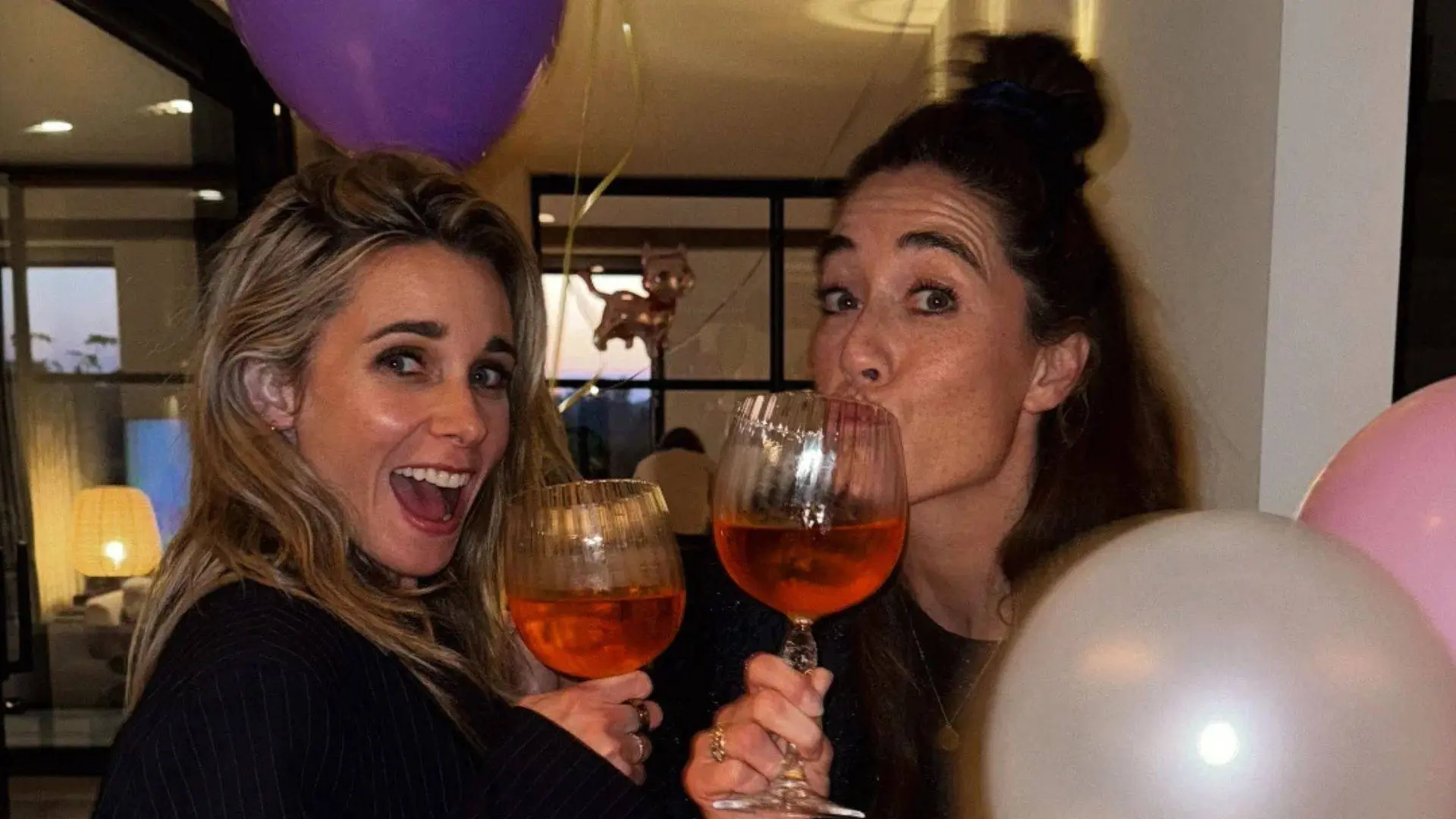 Naomi van As en Ellen Hoog plagen elkaar met spelletje op de bank