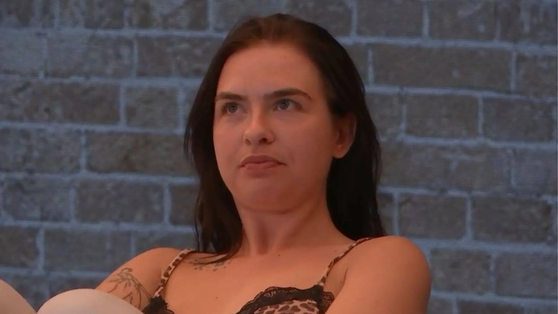 Vriendinnen van Roxy (De Bondgenoten) trappen keihard op de rem vanwege nietsverhullend topje: "Zo tokkie"