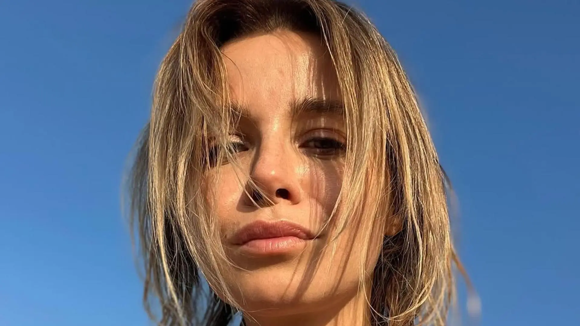 Victoria Koblenko krijgt zware kritiek door nietsverhullende outfit op heilige plek