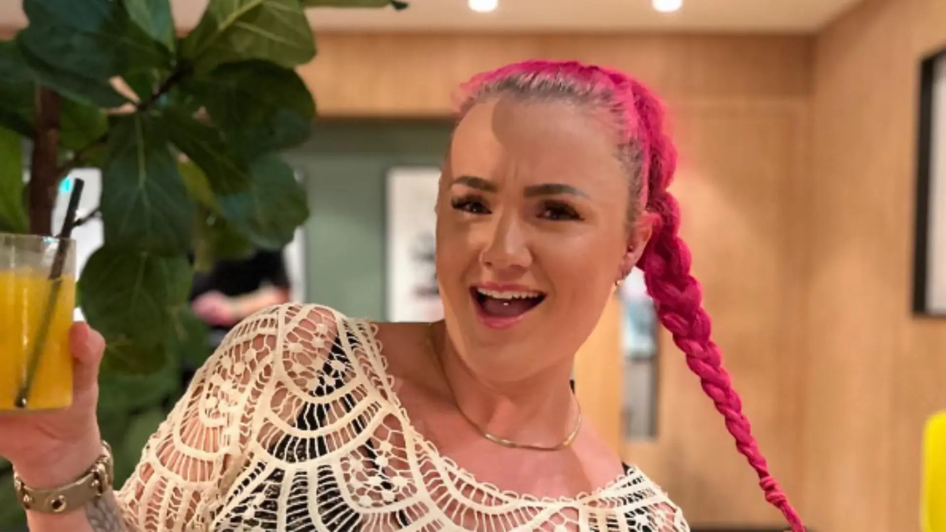 Bonnie (De Bondgenoten) heeft héél spannende baan in parenclub en bezorgt medebewoners rode wangetjes