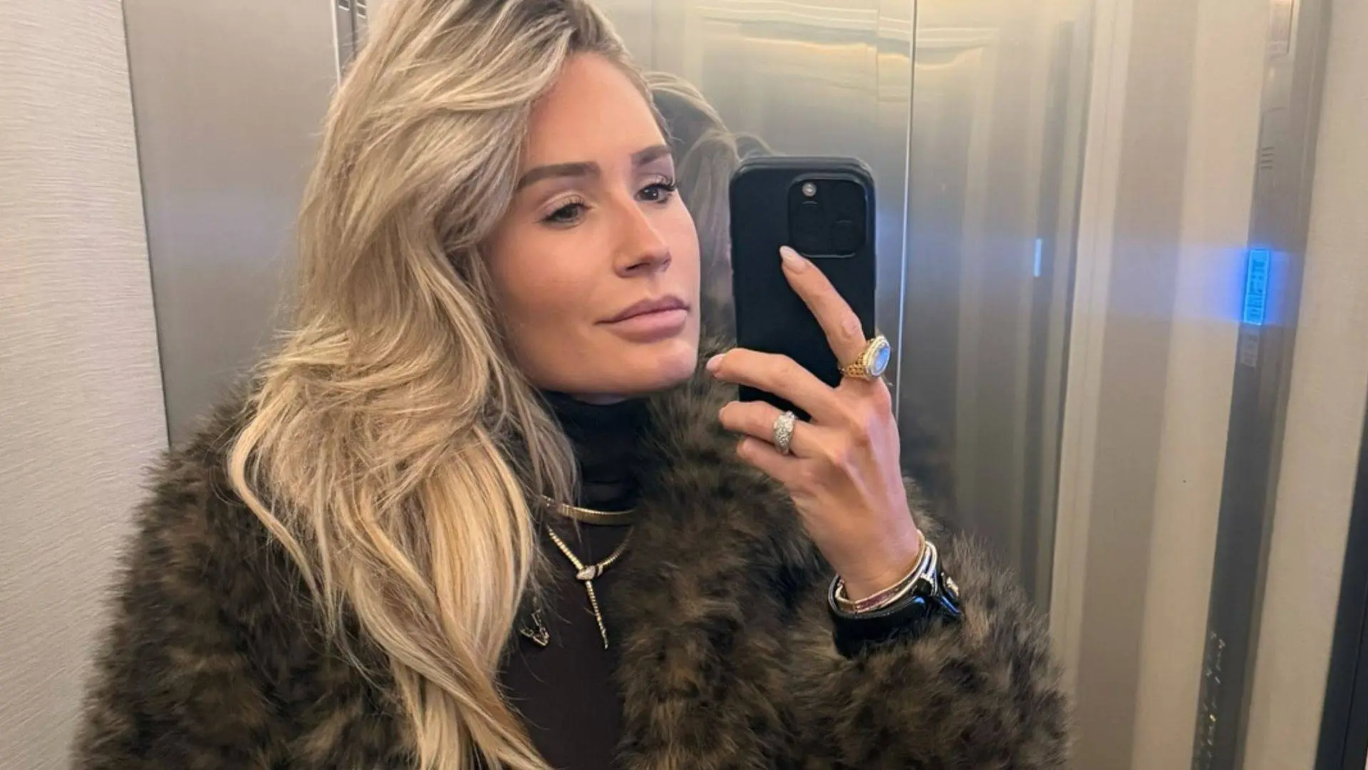 Nikkie Plessen prikt dwars door haar gloednieuwe topje heen