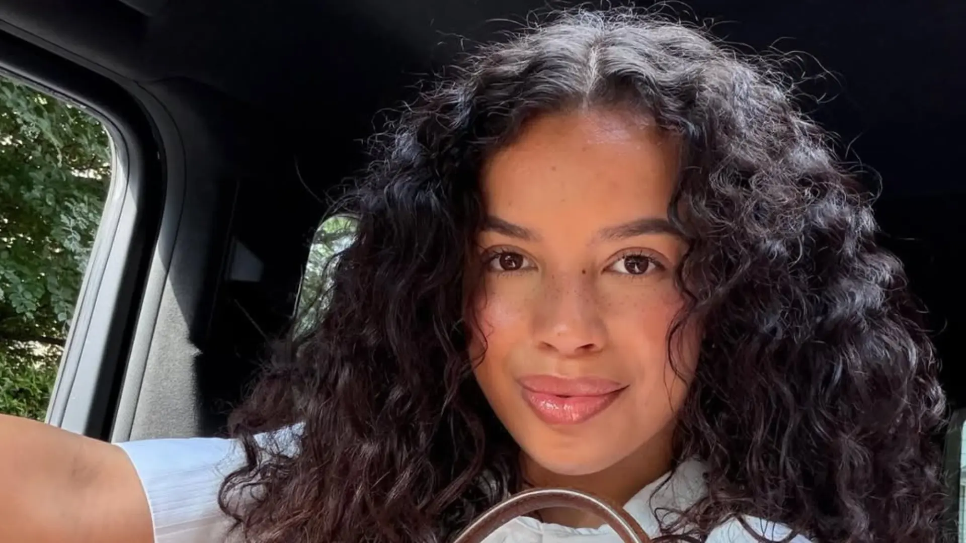 Denzel Dumfries neemt het er flink van met zijn vrouw Jaimy na Real Madrid-nieuws