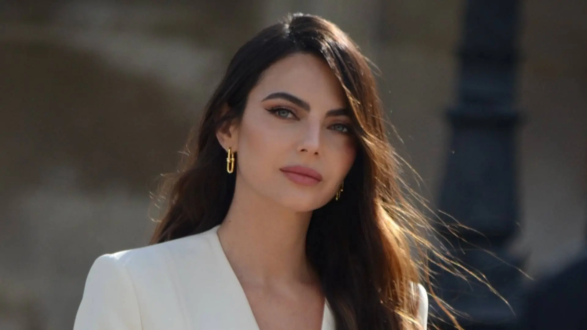 Kelly Piquet poseert op balkon terwijl haar topje op springen staat