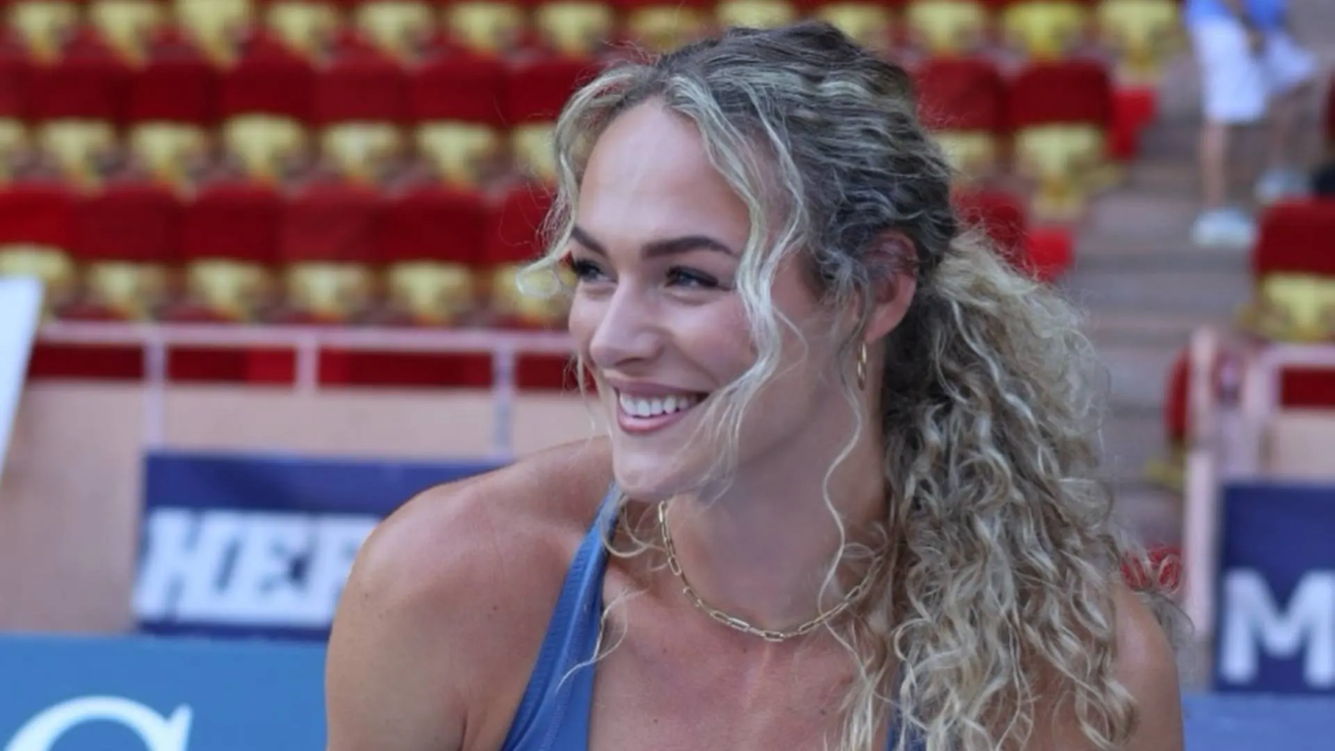 Bloedmooie Lieke Klaver geeft volgers een opvallend diep inkijkje terwijl ze op de atletiekbaan ligt te genieten