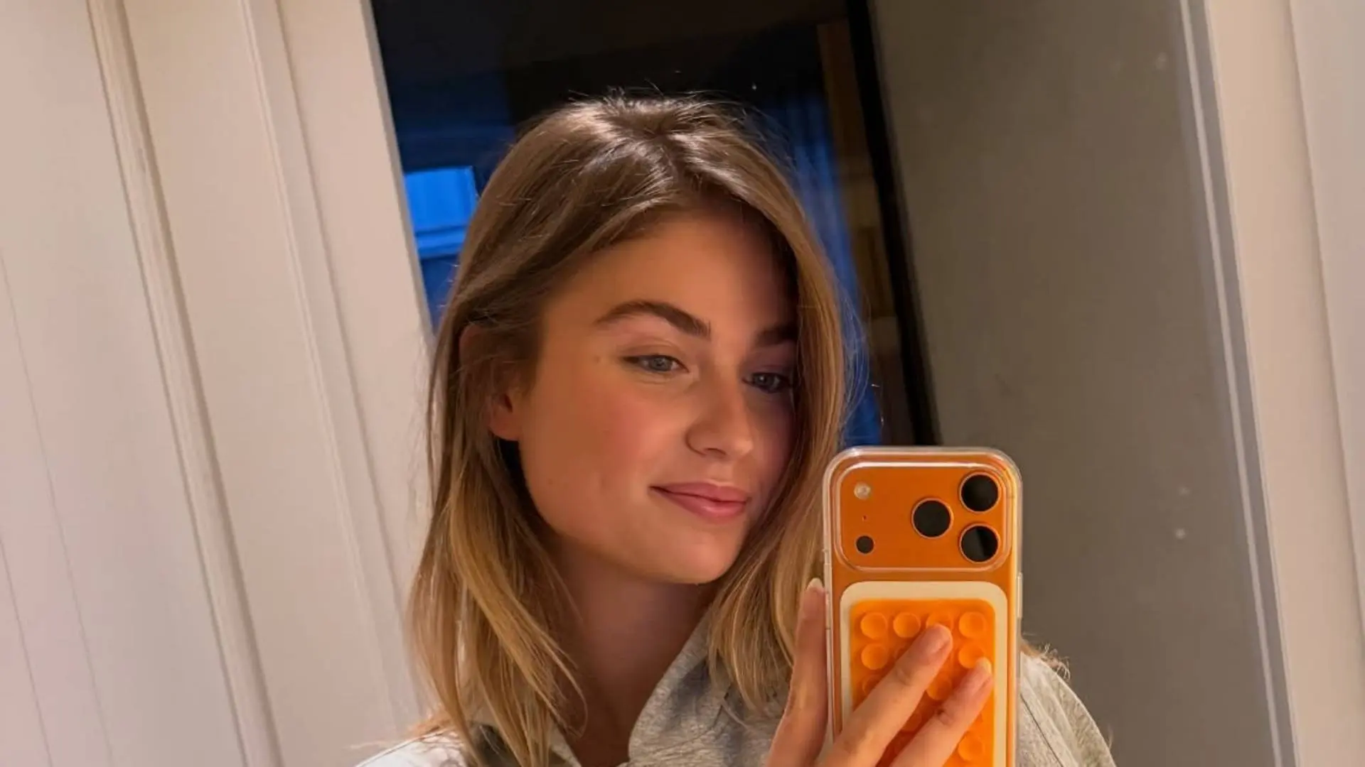 Roxy Dekker belandt in verlaten Johan Cruijff Arena met oude man en beroert zijn intieme delen