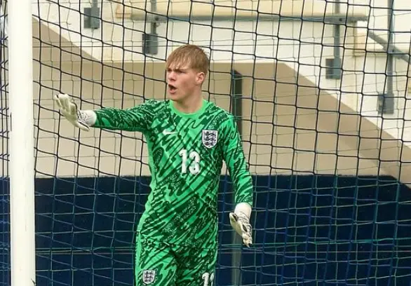 Man Utd sign England star as they continue goalkeeping overhaul