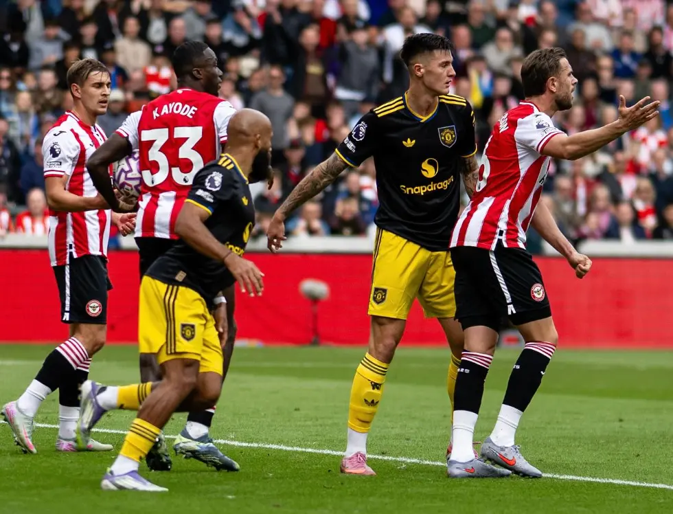 Gary Neville: Man Utd players appear to be 'really doubting system and what's going on'