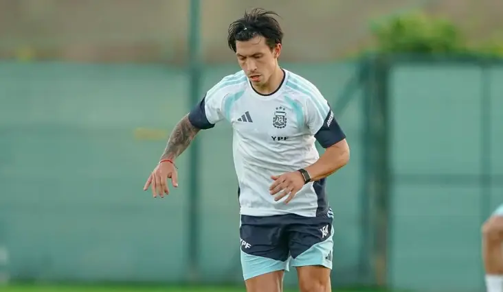 Lisandro Martinez comeback hopes rise after Zirkzee 'easy' post
