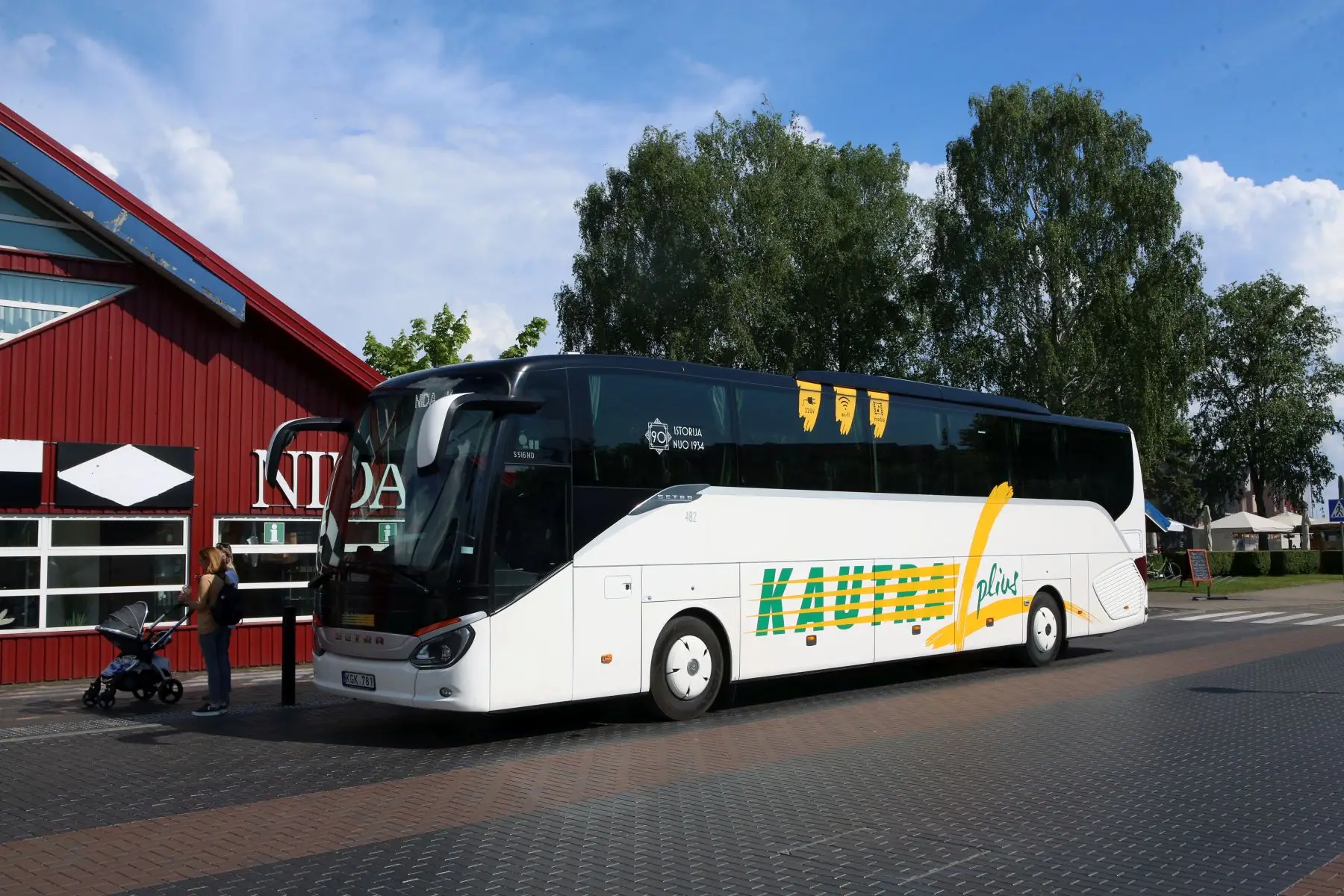 „Kautros“ autobuso vairuotojas V. Čepaitis neretai būna ir gidu / M. Patašiaus nuotr.