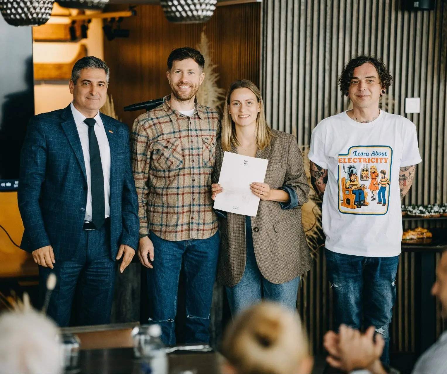 Neringos savivaldybės meras Darius Jasaitis ir picerijos „Malkinė“ komanda.