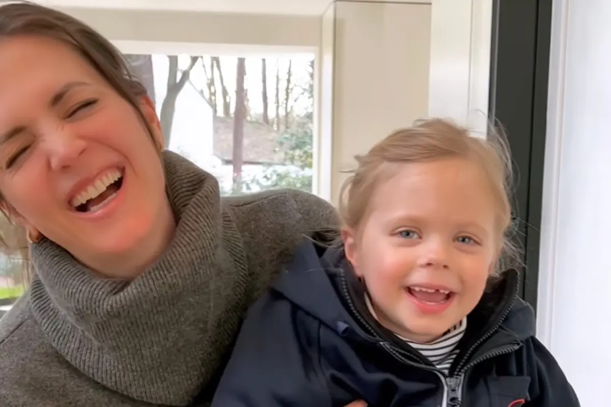 Hilarisch! Astrid Coppens doet harten smelten met video van spelende dochtertjes