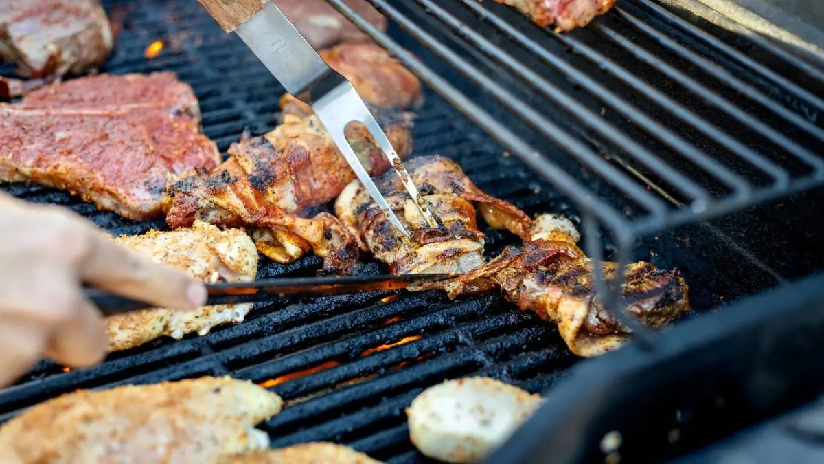 INTERVIEW. Ziek door de barbecue? Dit is de grootste fout in je eigen keuken