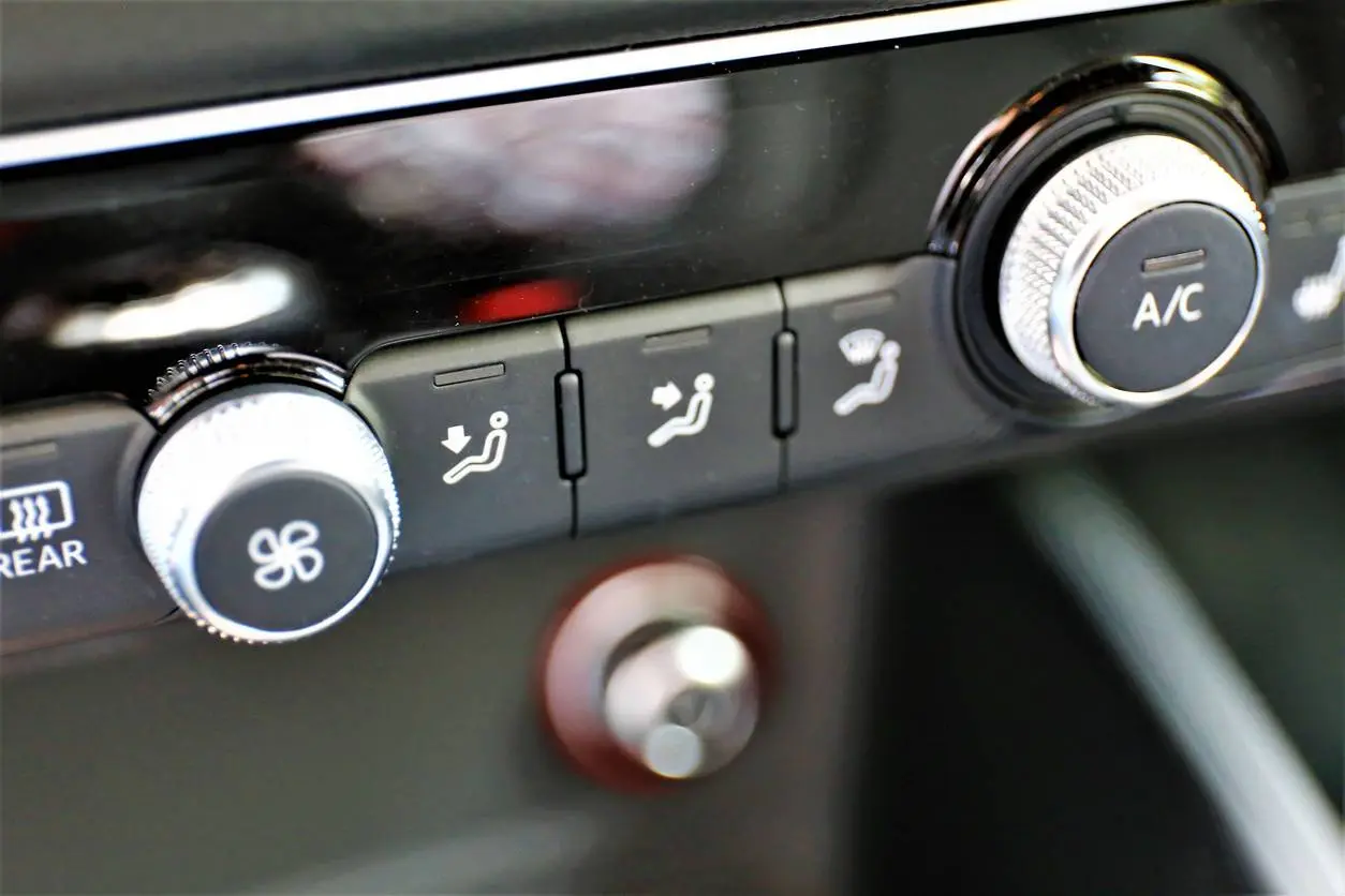 De onverwachte knop in je auto die je meteen veiliger doet rijden