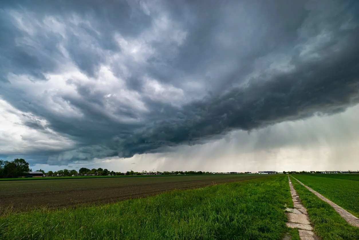 KMI waarschuwt: rukwinden en onweer trekken over ons land