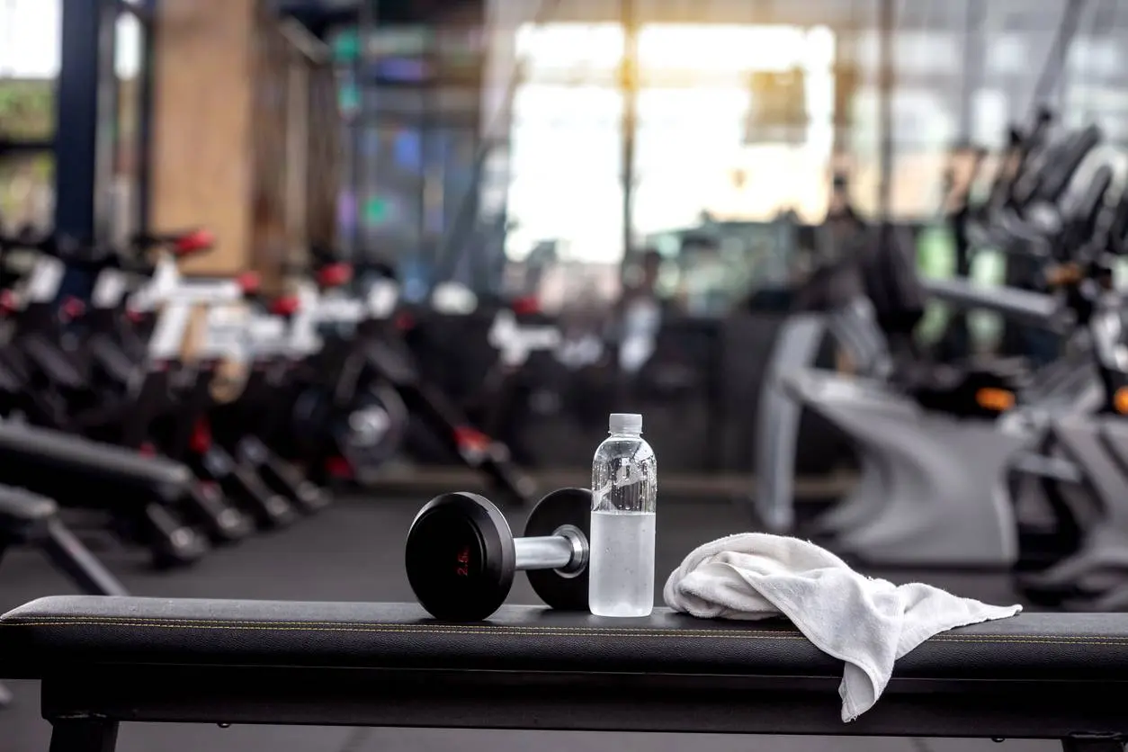 Urenlang zwoegen in de fitness is zó passé – deze nieuwe trend geeft meer resultaat dan je denkt.