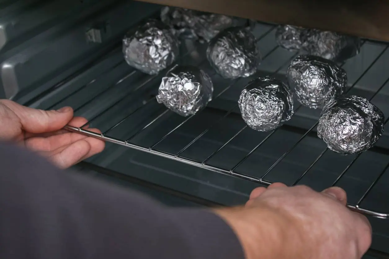 De simpele hack om poetsen van je oven te vermijden