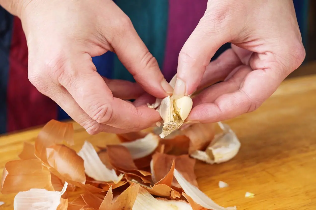 De snelste manier om knoflook te pellen zonder plakvingers