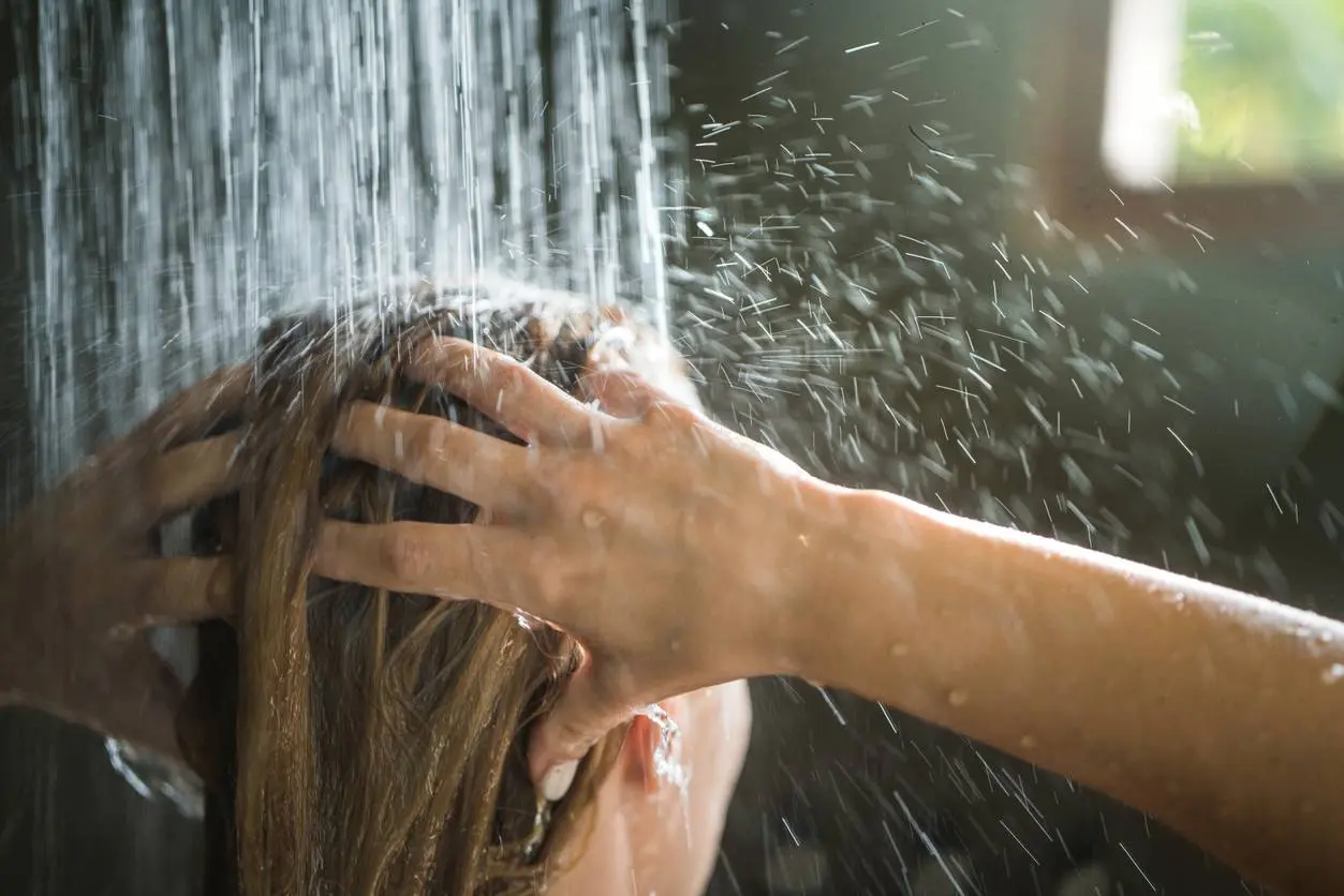 Waarom koud douchen zoveel meer doet dan je wakker maken