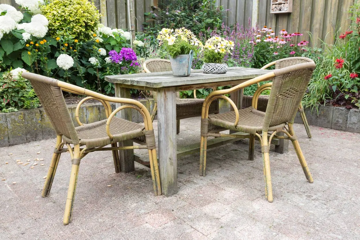 De truc waardoor je tuinmeubels volgend voorjaar nog als nieuw zijn