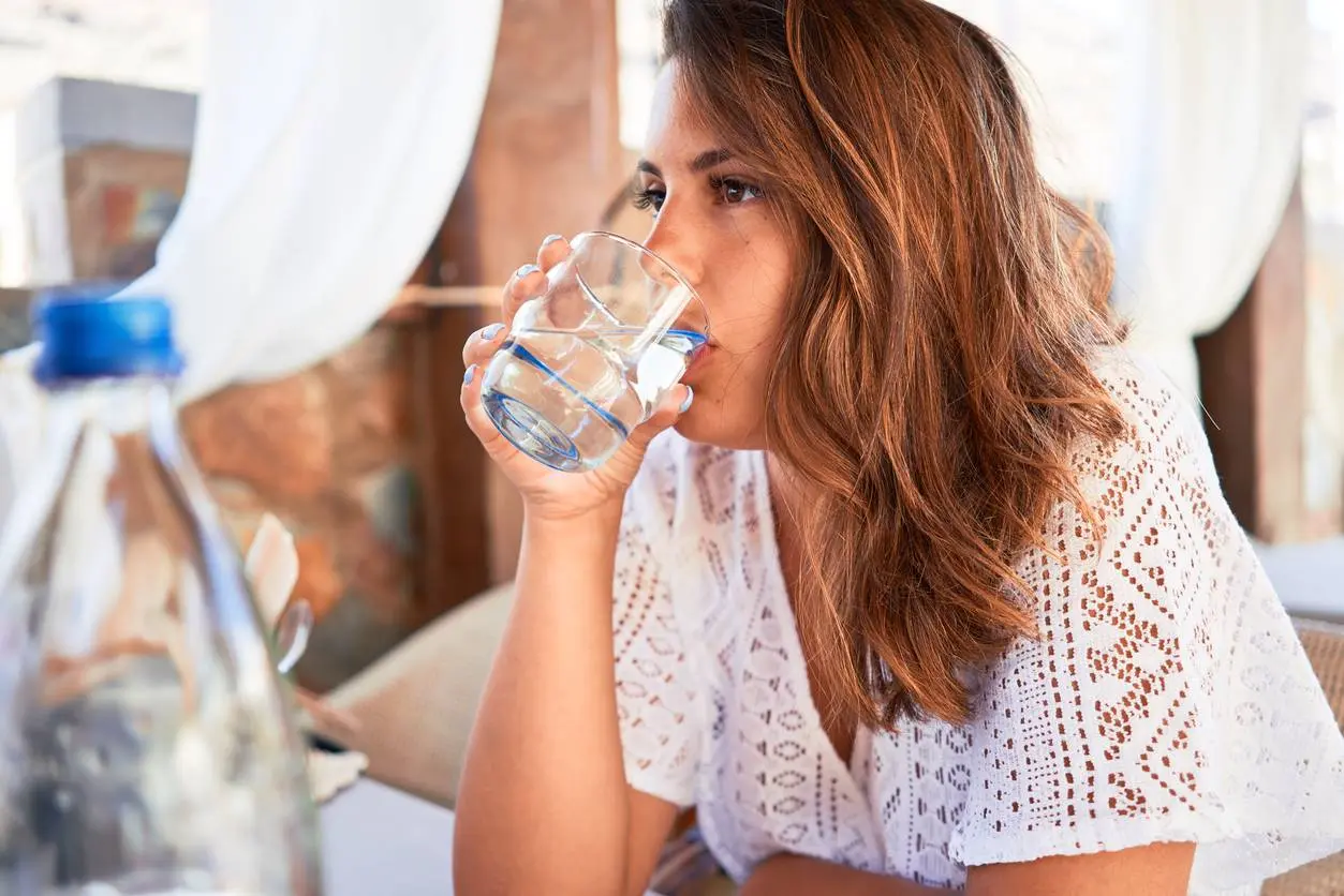 Het effect van voldoende water drinken op je concentratie en humeur