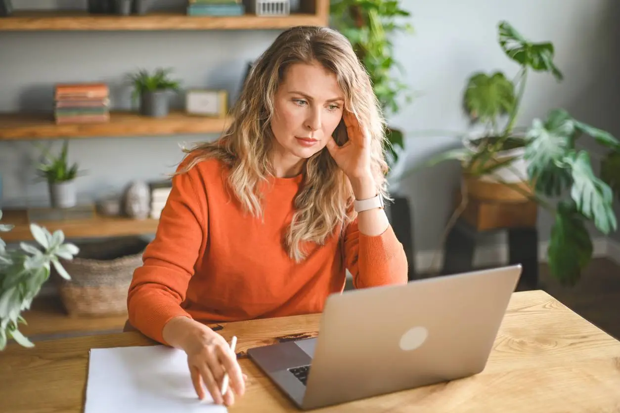 Deze simpele gewoonte van 2 minuten per dag verlaagt je financiële stress onmiddellijk