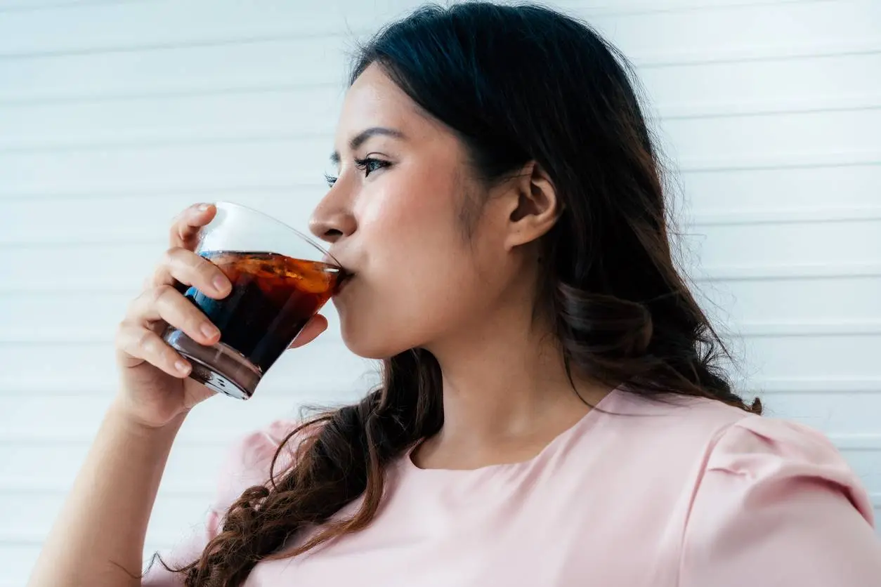 Wat er met je lichaam gebeurt als je elke dag frisdrank drinkt — zelfs light