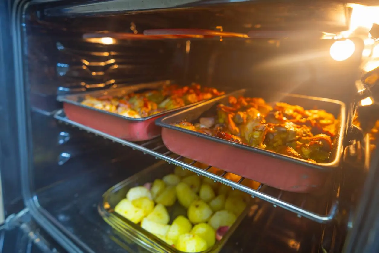 De vergeten functie van je oven die je bijna nooit gebruikt, maar veel tijd bespaart