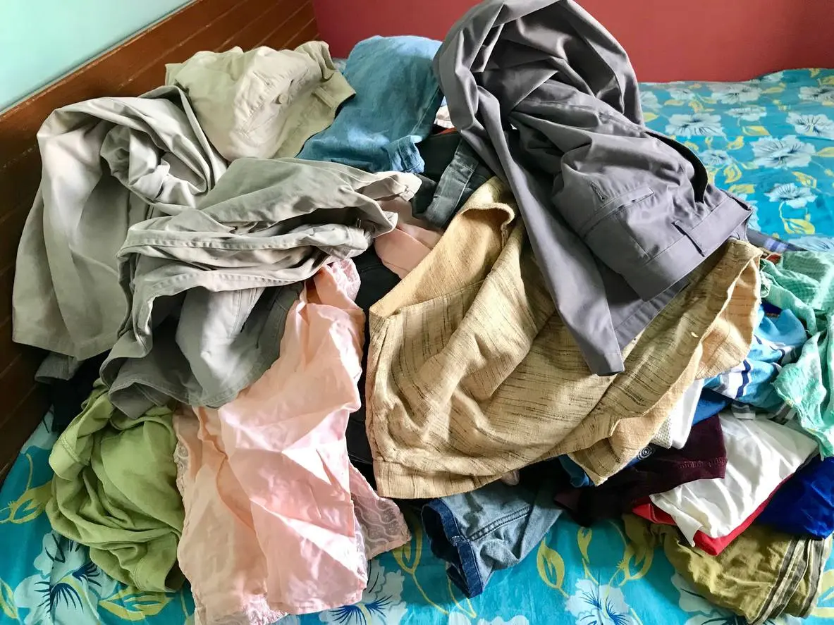 Nooit meer paniek: zo krijg je kreuken uit kleding weg zonder te strijken