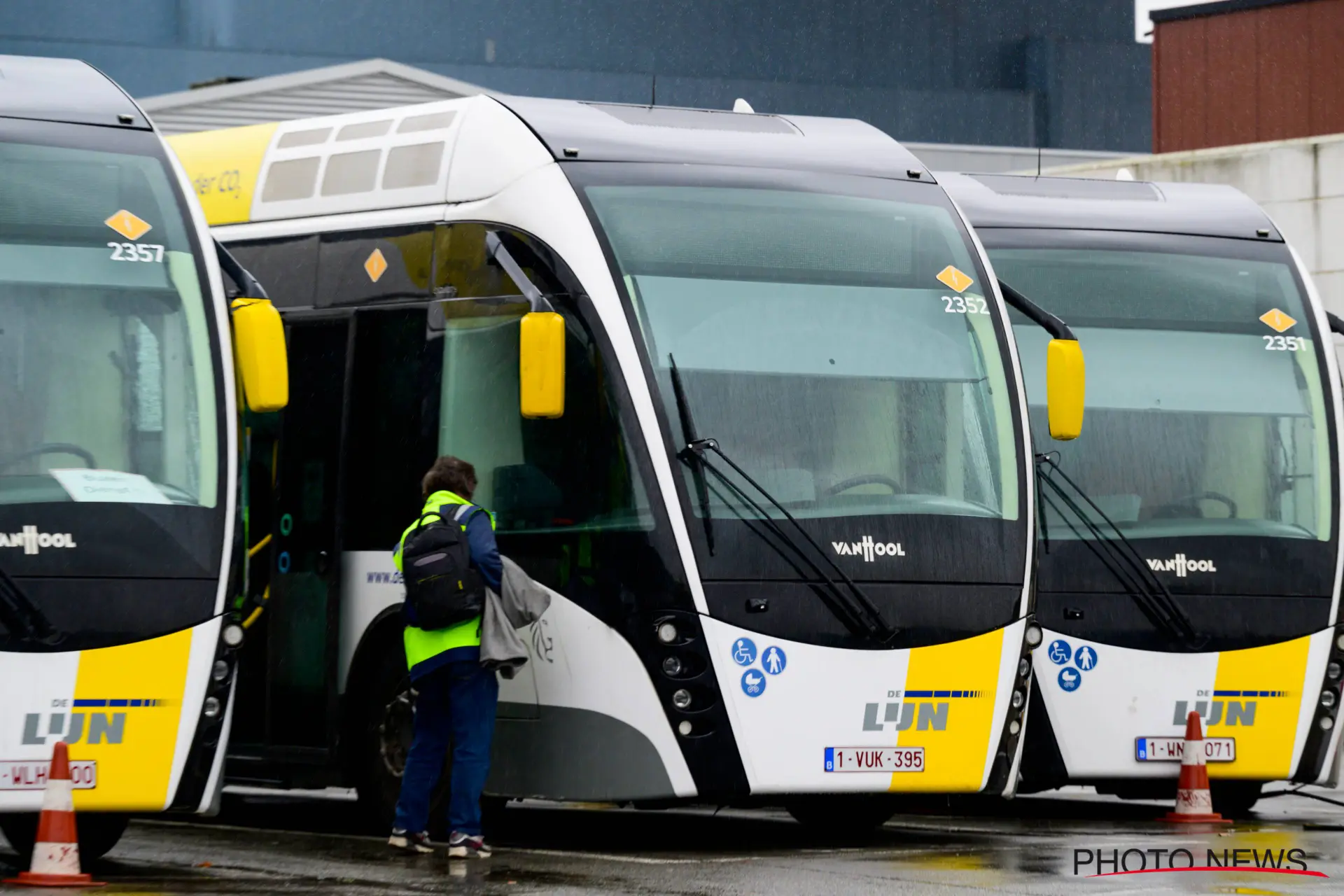 Wachten op een bus die niet komt: Hoe is het zo mis kunnen gaan bij De Lijn?