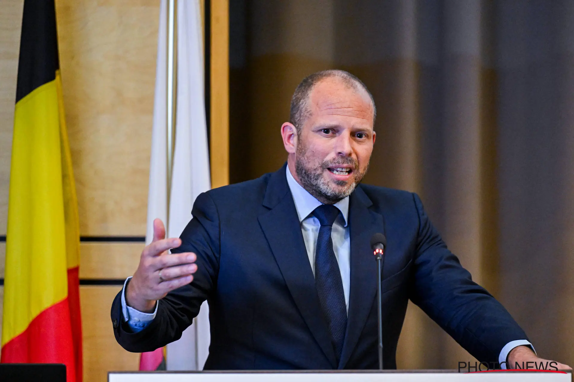 Dossier van 1 miljard euro onder vuur: Nieuwe details zetten Theo Francken onder druk
