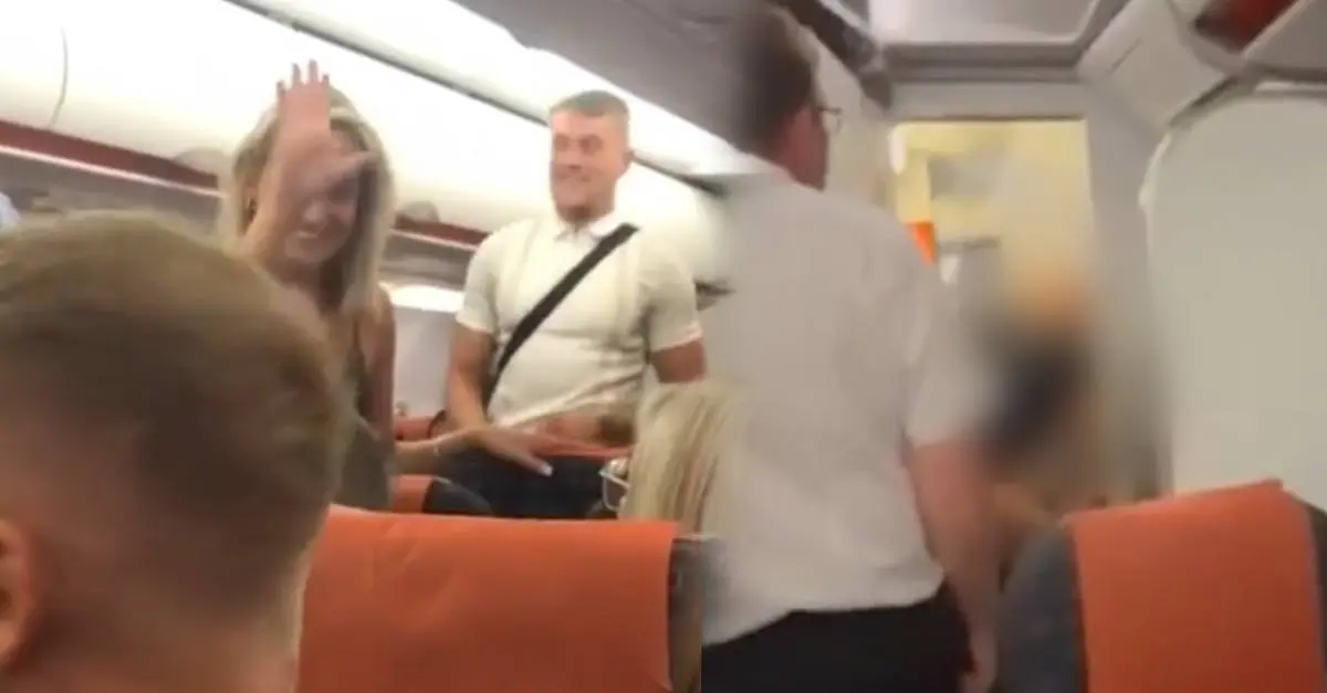 Bizar: Koppel gaat viraal nadat zij op heterdaad betrapt worden in vliegtuig (VIDEO)