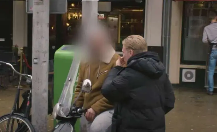 Gierige Gasten betrappen scooterdief op heterdaad: "Je gaat 50 euro pinnen of we gaan naar de politie!" (VIDEO)