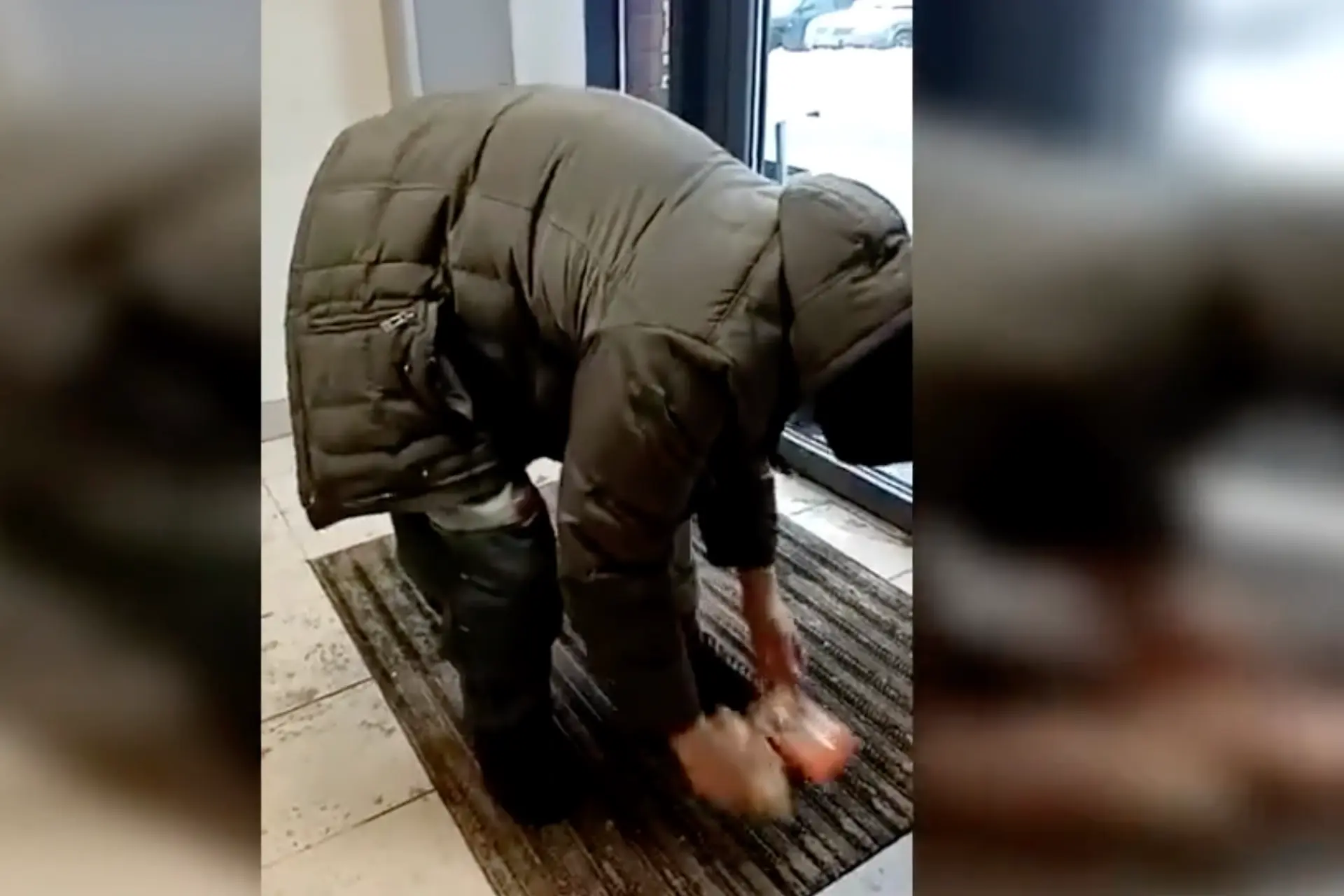 Dief wordt betrapt op het stelen van kaas en neemt wraak...
