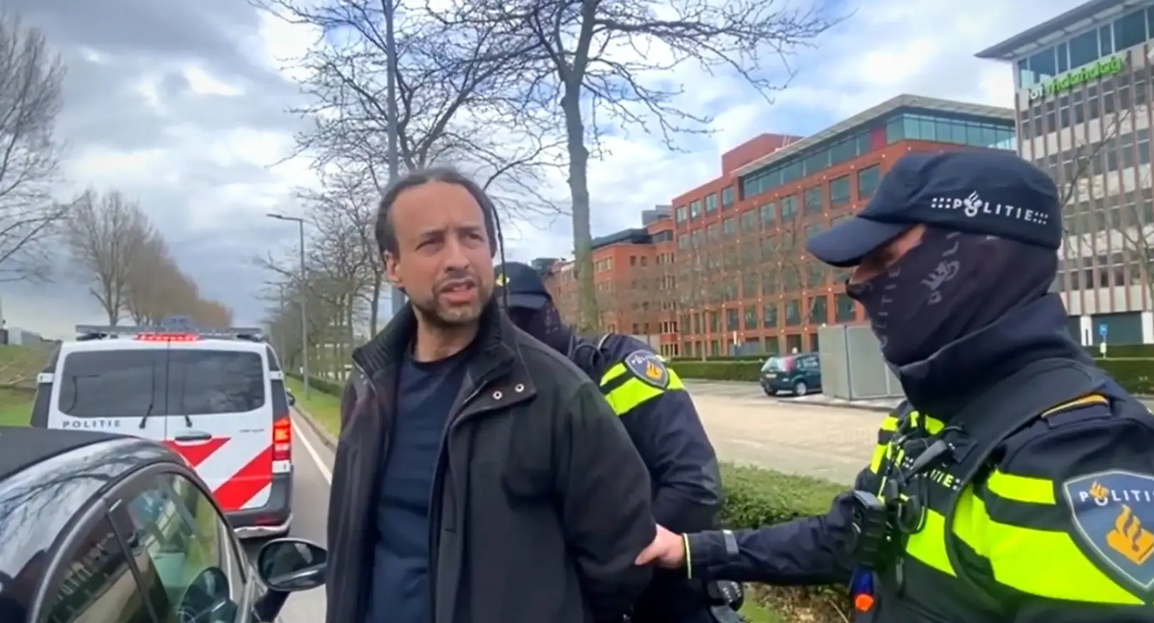 Heftig: Willem Engel opnieuw gearresteerd: "Heb je gezien dat hij zijn hand op pistool had?" (VIDEO)