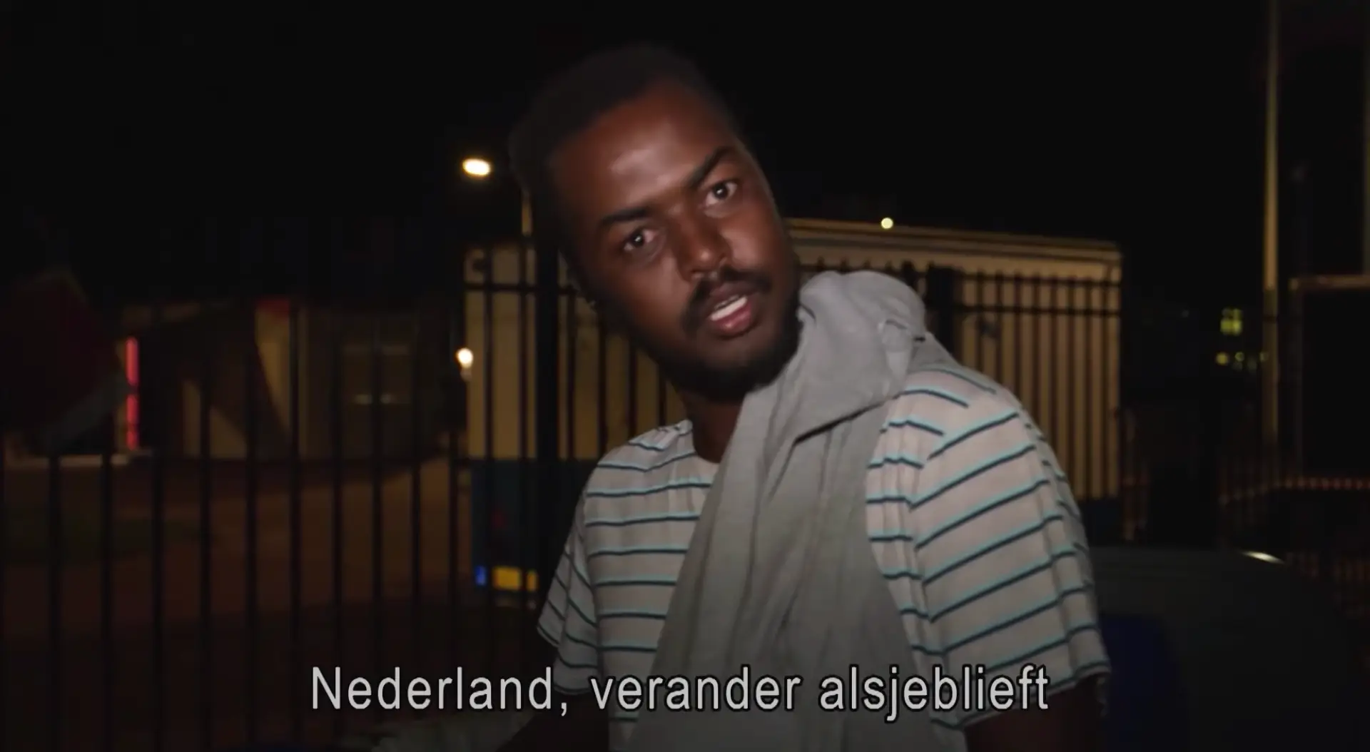 Asielzoeker Ter Apel bekogeld met eieren door demonstranten (VIDEO)