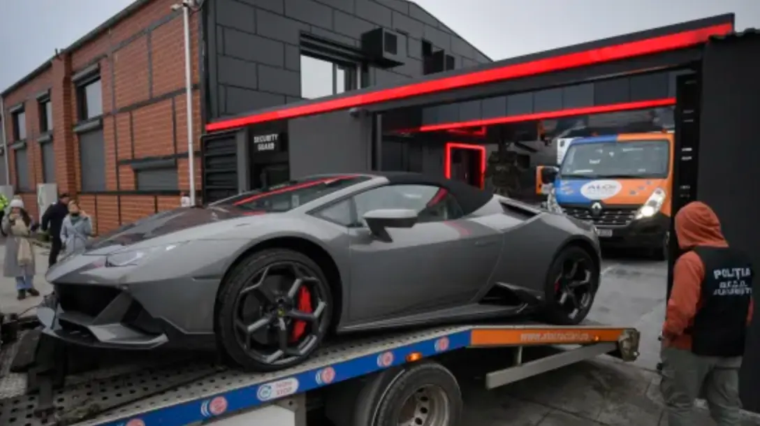 Zien: Elf peperdure sportauto's van Andrew Tate in beslag genomen (BEELDEN)
