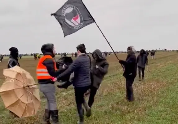 Heftig: Slijptol en cameraman in Duitsland aangevallen door klimaatactivisten (VIDEO)