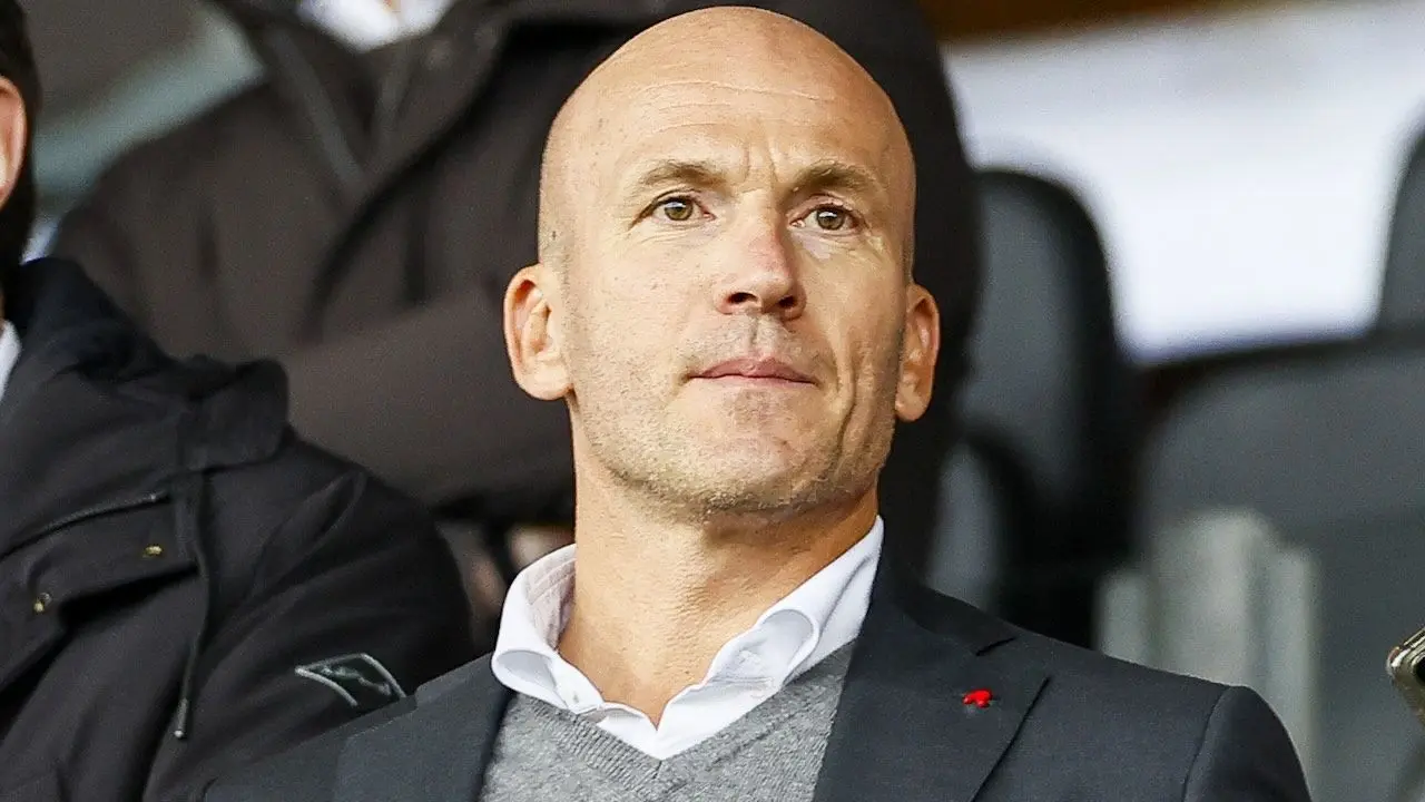 Ajax stuurt directeur Alex Kroes de laan uit: 'Handel met voorkennis'