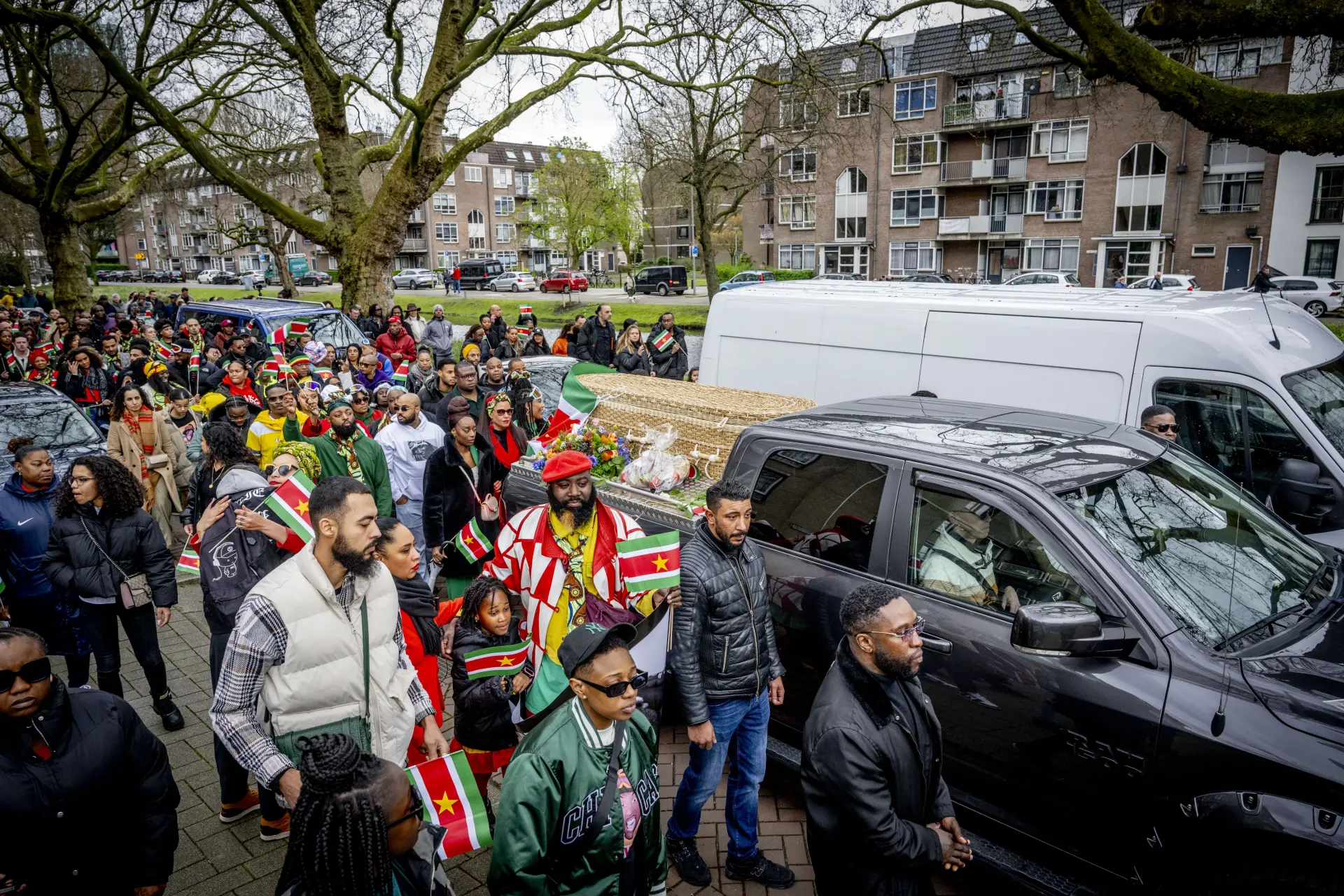 Honderden mensen nemen afscheid van Def Rhymz