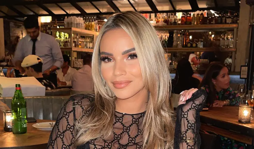 Het is officieel: "Monica Geuze tijdens boodschappen gespot met buitenlandse voetballer en dochter" (FOTO)