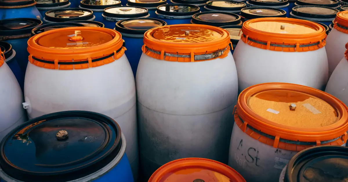 Politie vindt 3.000 liter gevaarlijke chemicaliën in pand in Terneuzen