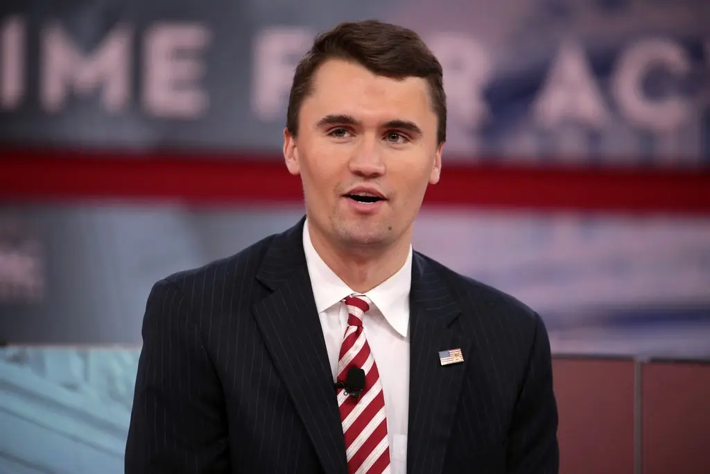 FBI deelt beelden van verdachte na moord op Charlie Kirk