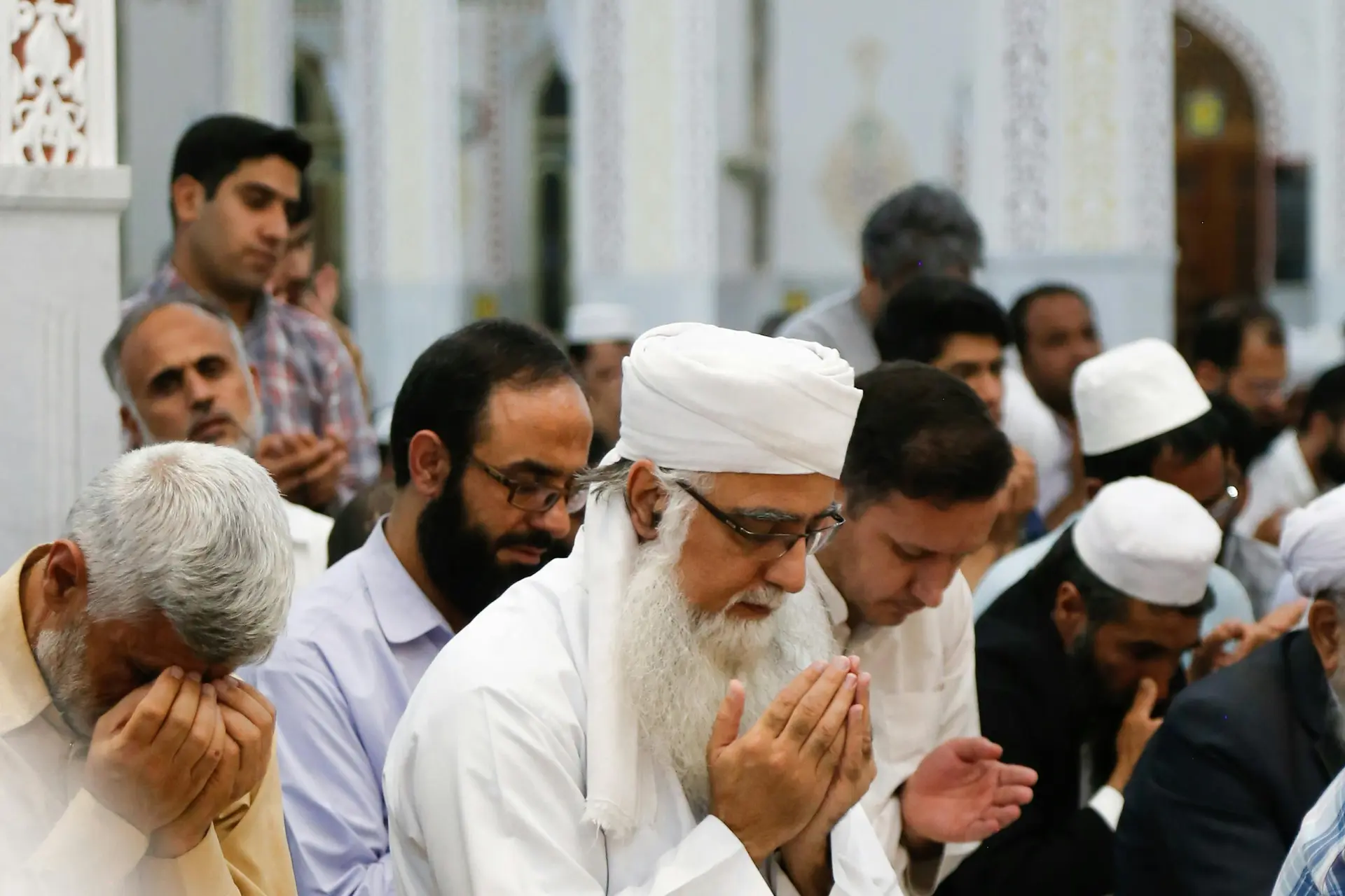 free-photo-of-men-praying-in-mosque